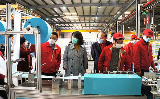 青浦区委副书记杨小菁等向导一行考察亚美AM8AG全自动口罩生产流水线装备