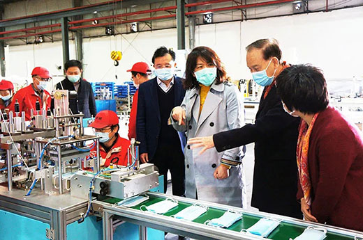 青浦区委副书记杨小菁等向导一行考察亚美AM8AG全自动口罩生产流水线装备