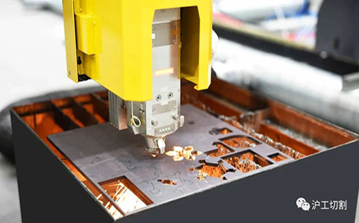 亚美AM8AG10米大幅面龙门光纤激光切割机细腻圆孔高品质切割