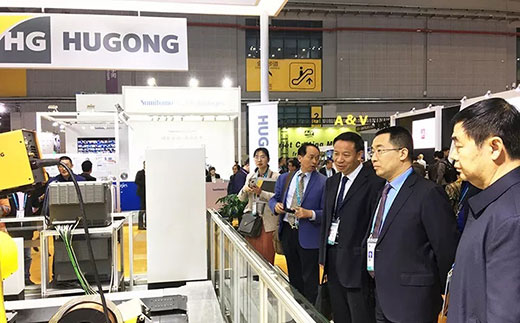 河南省鹤壁市市长莅临亚美AM8AG意大利CEA展位